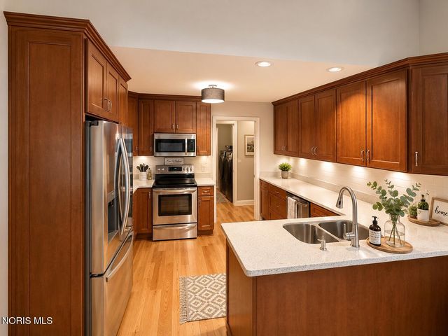 8249 Hidden Forest Drive, Holland, OH 43528