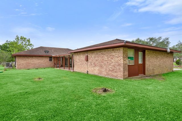 318 County Road 296d, Alvin, TX 77511