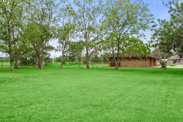 318 County Road 296d, Alvin, TX 77511