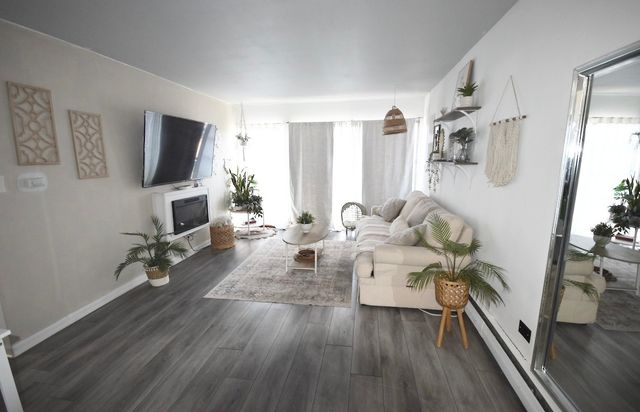 605 N Wolf Road B9, Hillside, IL 60162