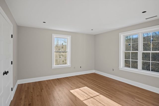 23 Day Cir, Woburn, MA 01801