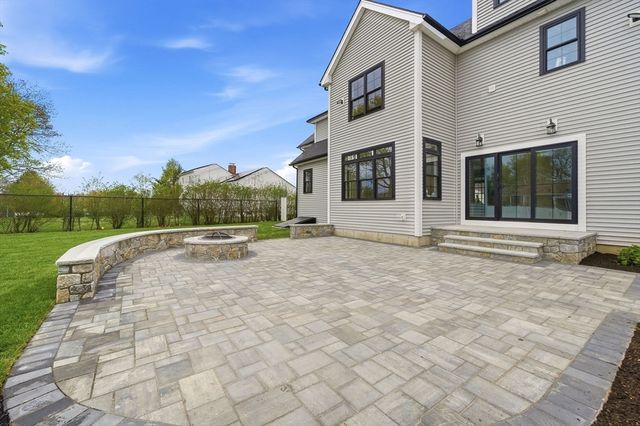 23 Day Cir, Woburn, MA 01801