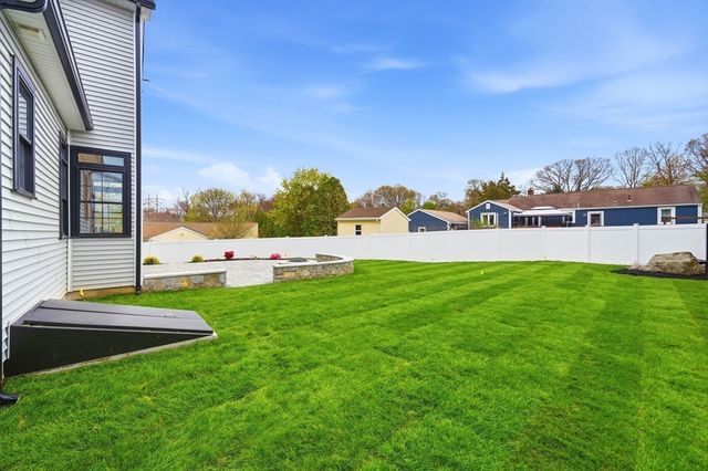23 Day Cir, Woburn, MA 01801