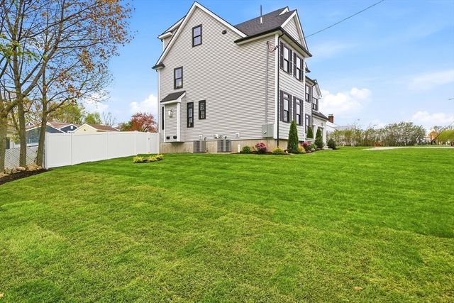 23 Day Cir, Woburn, MA 01801