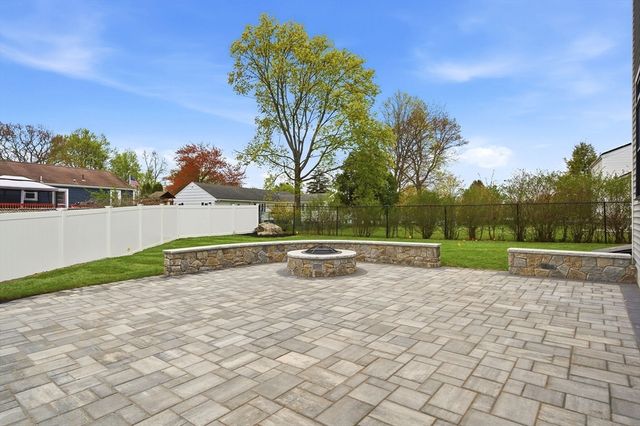 23 Day Cir, Woburn, MA 01801