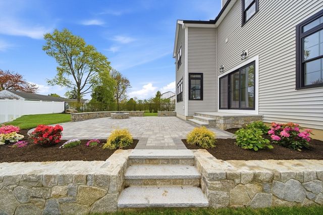 23 Day Cir, Woburn, MA 01801