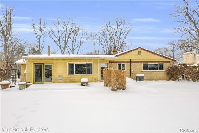 2624 Penna Drive, West Bloomfield Charter Township, MI 48324