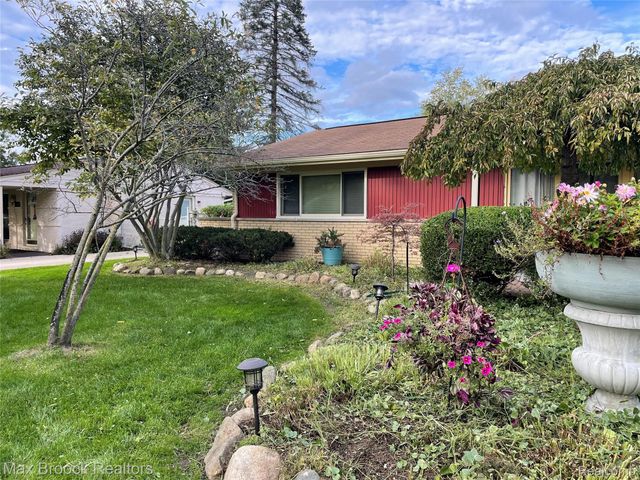 2624 Penna Drive, West Bloomfield Charter Township, MI 48324