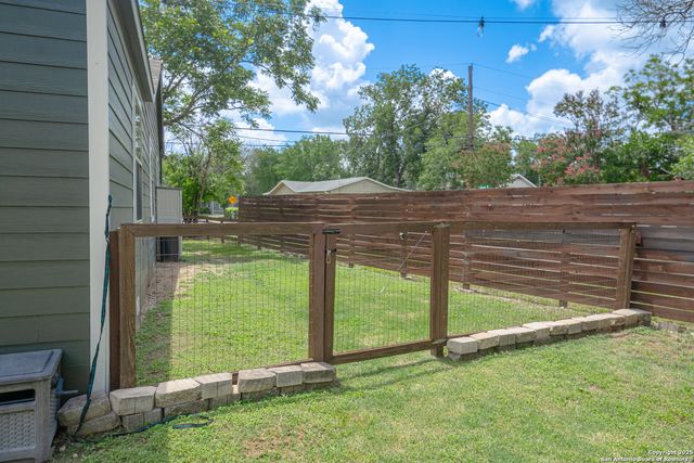 1698 W Bridge, New Braunfels, TX 78130
