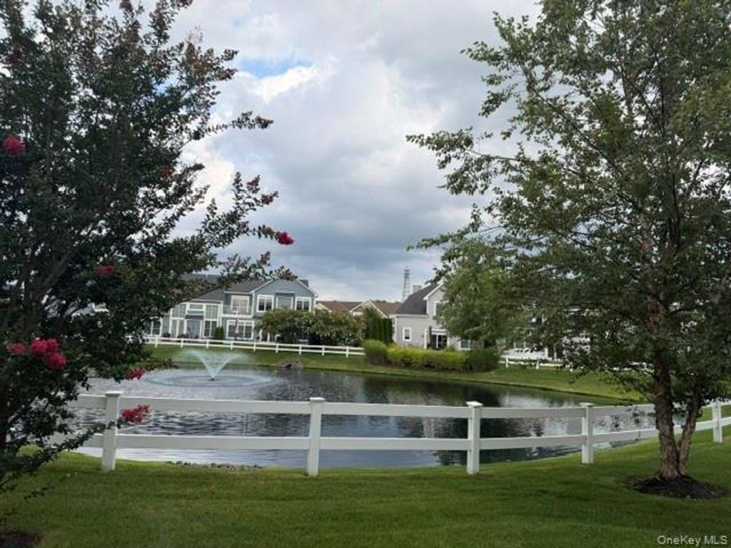 38204 Winterberry Drive, Plainview, NY 11803 — photo 4