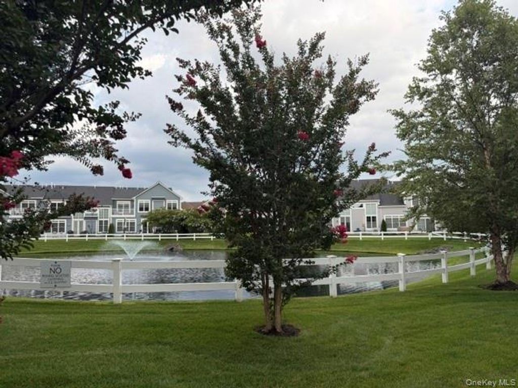 38204 Winterberry Drive, Plainview, NY 11803 — photo 5