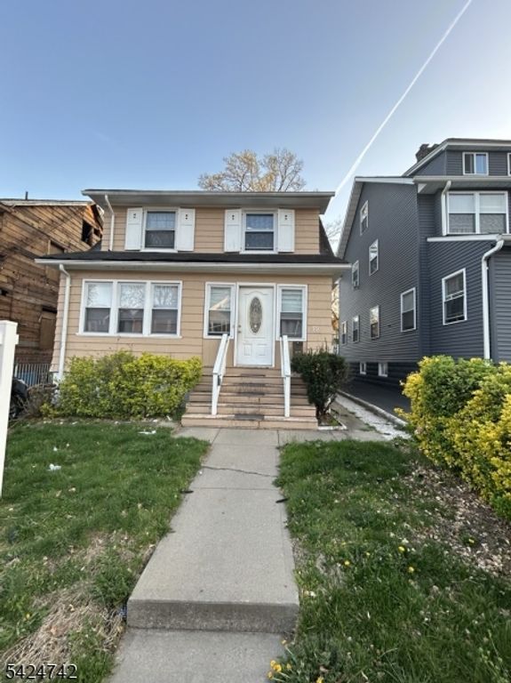 39 Wayne Ave, East Orange City, NJ 07018