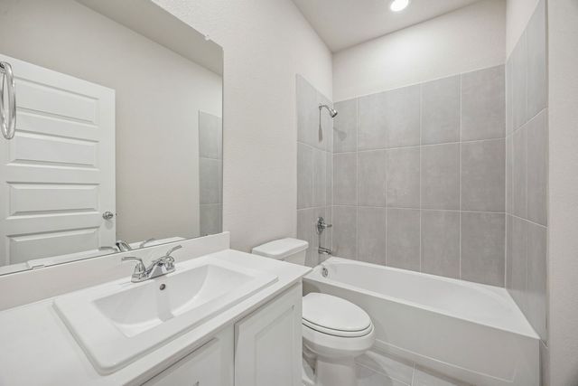 425 Hundred Acre Drive, Waxahachie, TX 75165