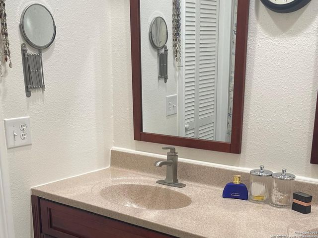8002 Valley Trails St, San Antonio, TX 78250
