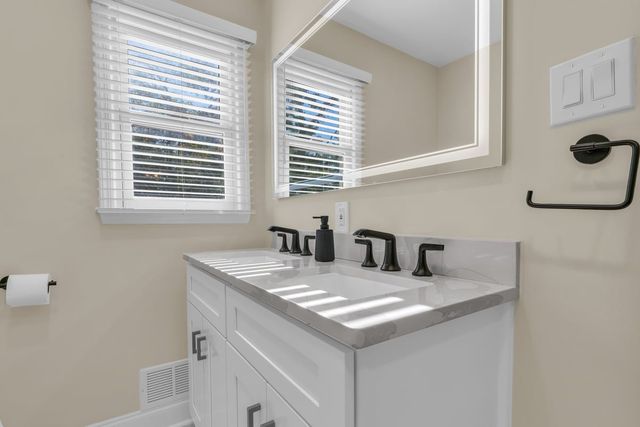 7 Simek Lane, Middletown, NJ 07758