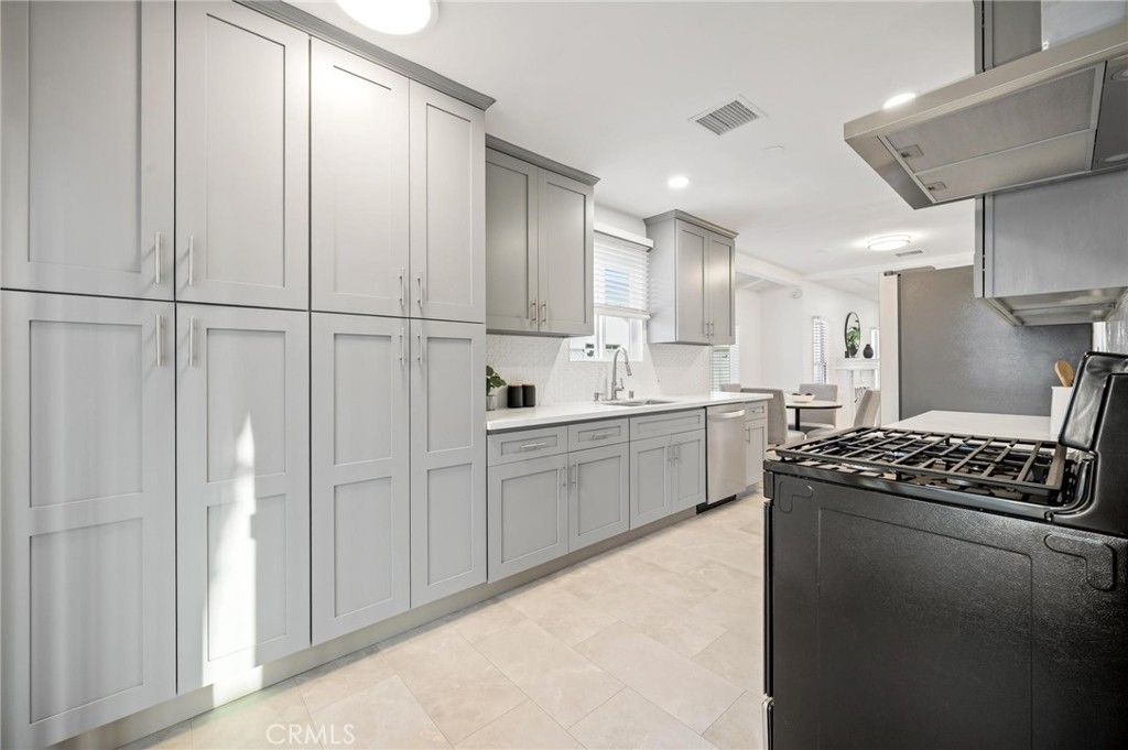 Image 10 of property listing at 15445 Archwood Street, Van Nuys, CA 91406