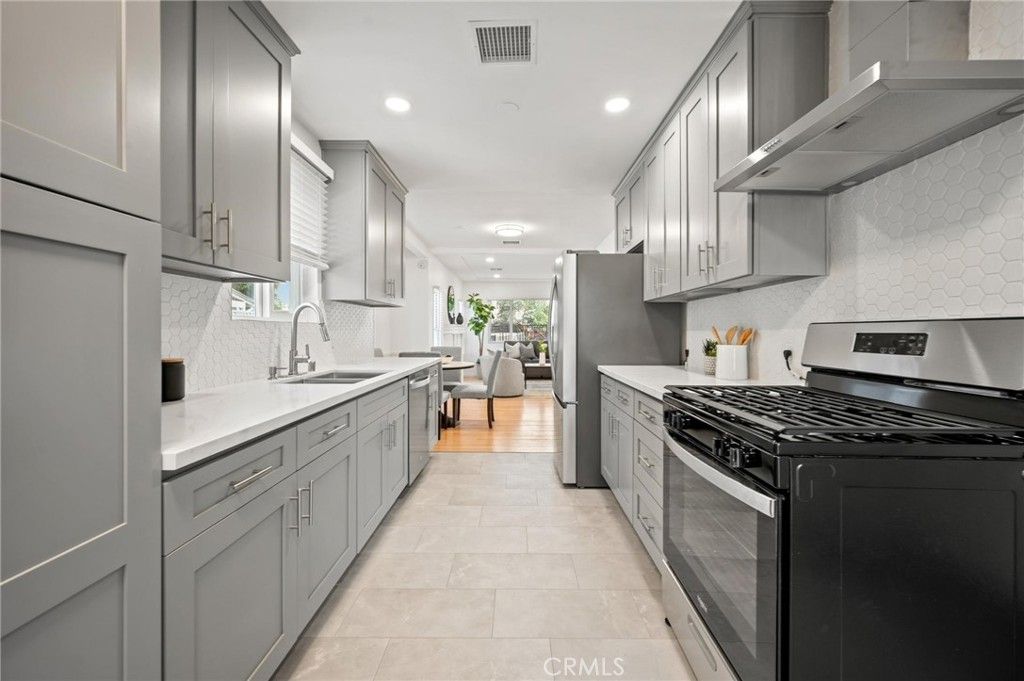 Image 11 of property listing at 15445 Archwood Street, Van Nuys, CA 91406