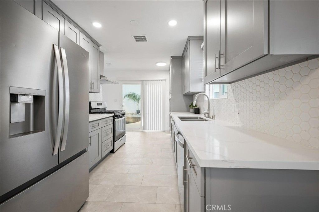 Image 12 of property listing at 15445 Archwood Street, Van Nuys, CA 91406