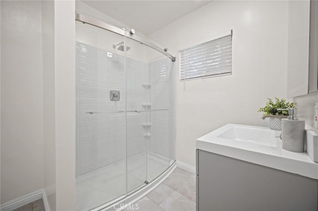Image 15 of property listing at 15445 Archwood Street, Van Nuys, CA 91406