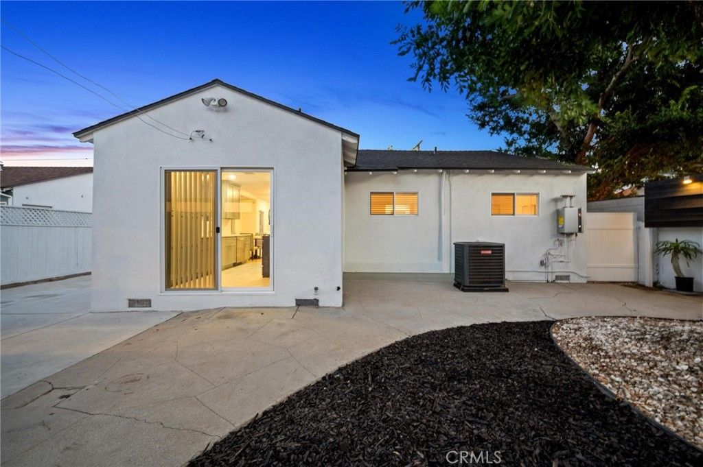 Image 16 of property listing at 15445 Archwood Street, Van Nuys, CA 91406