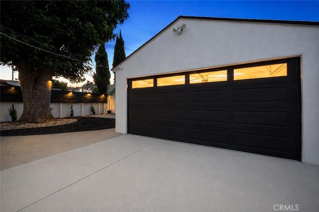 Image 18 of property listing at 15445 Archwood Street, Van Nuys, CA 91406