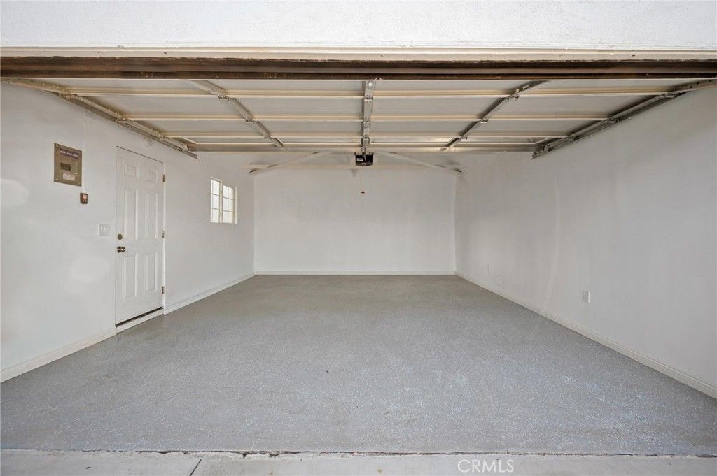 Image 19 of property listing at 15445 Archwood Street, Van Nuys, CA 91406