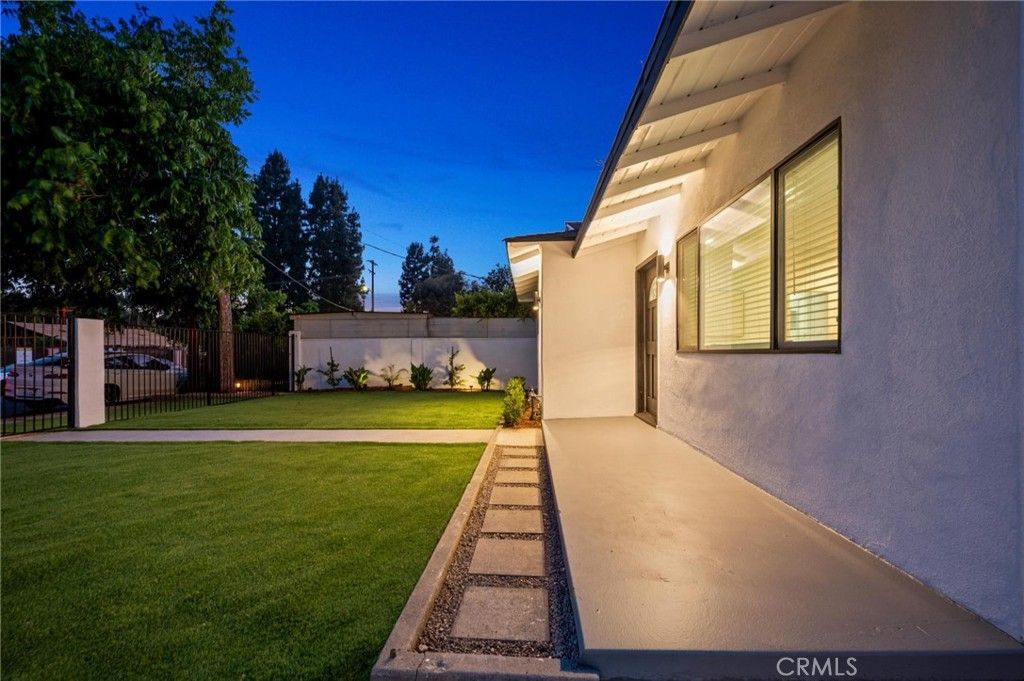 Image 20 of property listing at 15445 Archwood Street, Van Nuys, CA 91406