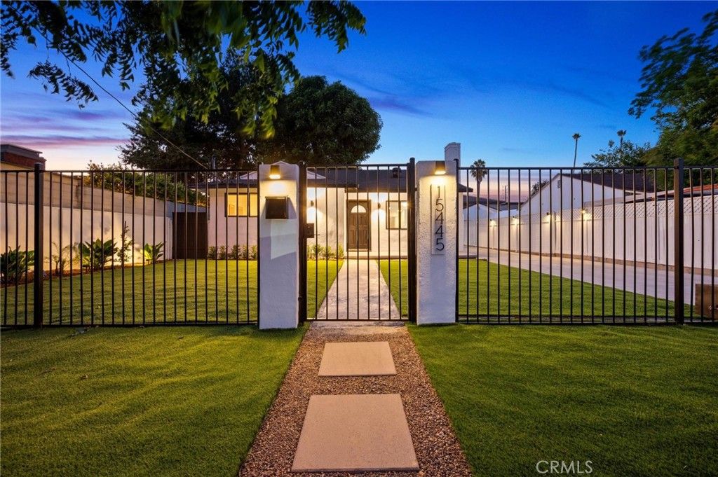 Image 21 of property listing at 15445 Archwood Street, Van Nuys, CA 91406