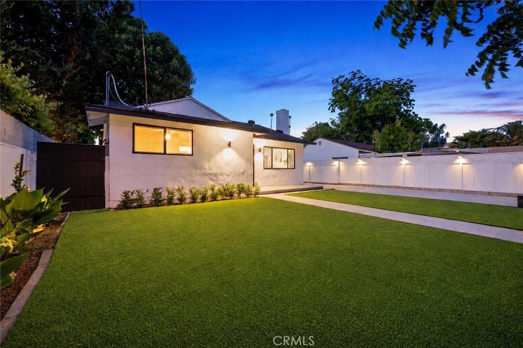 Image 22 of property listing at 15445 Archwood Street, Van Nuys, CA 91406