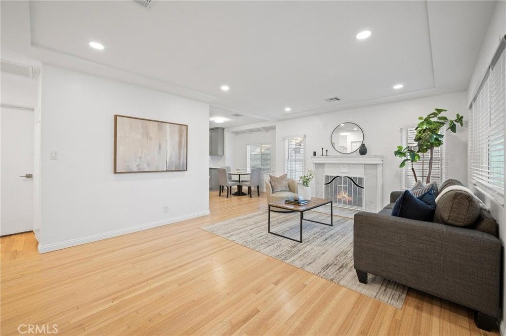 Image 3 of property listing at 15445 Archwood Street, Van Nuys, CA 91406