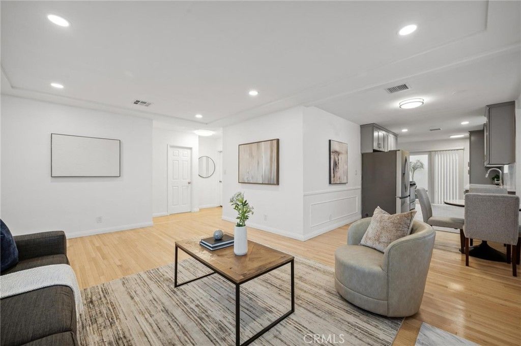 Image 4 of property listing at 15445 Archwood Street, Van Nuys, CA 91406
