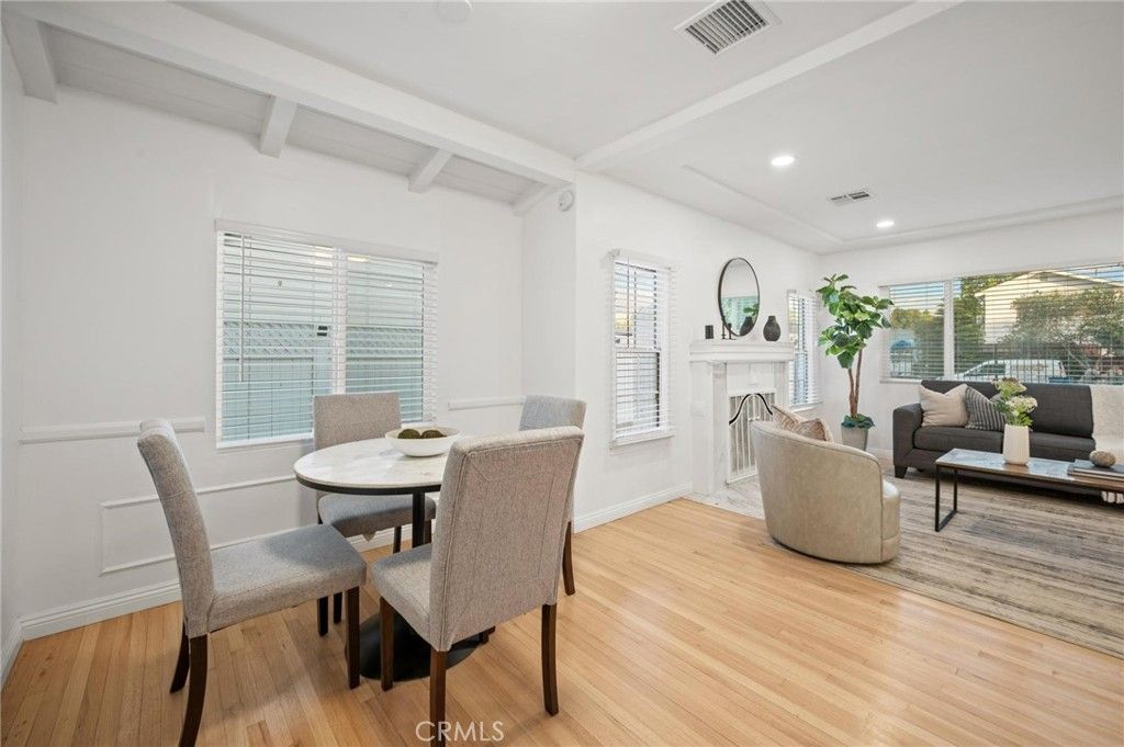 Image 6 of property listing at 15445 Archwood Street, Van Nuys, CA 91406
