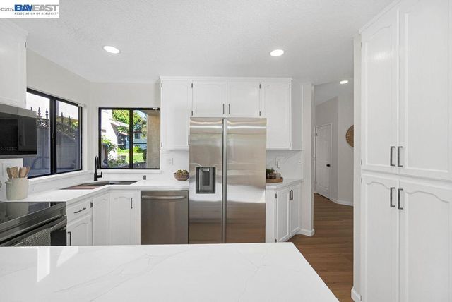 5008 Crandallwood Dr, Fremont, CA 94555