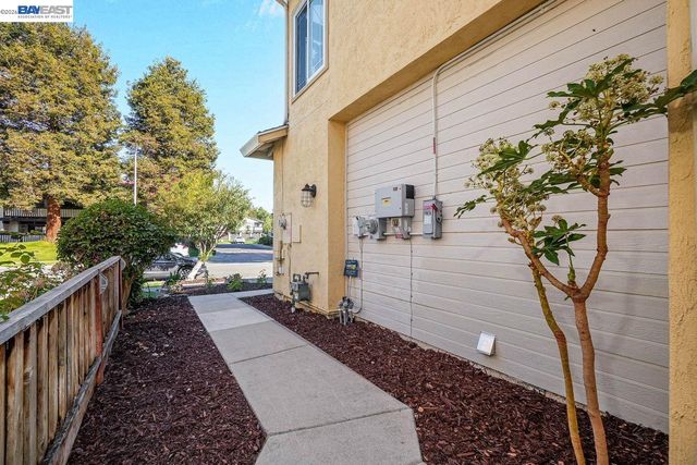 5008 Crandallwood Dr, Fremont, CA 94555