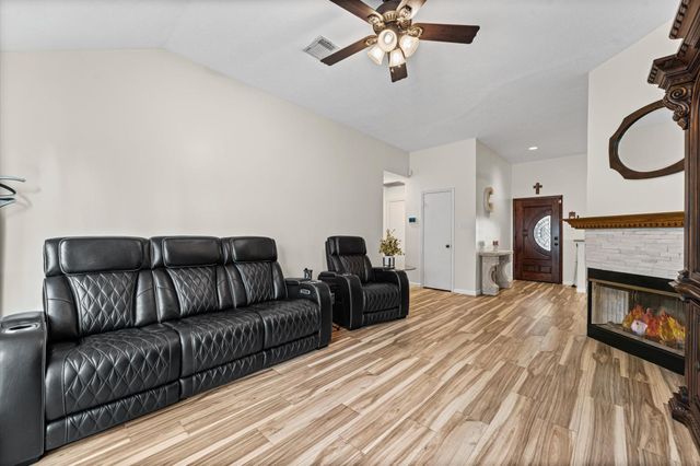 3823 Redbud Drive, La Porte, TX 77571