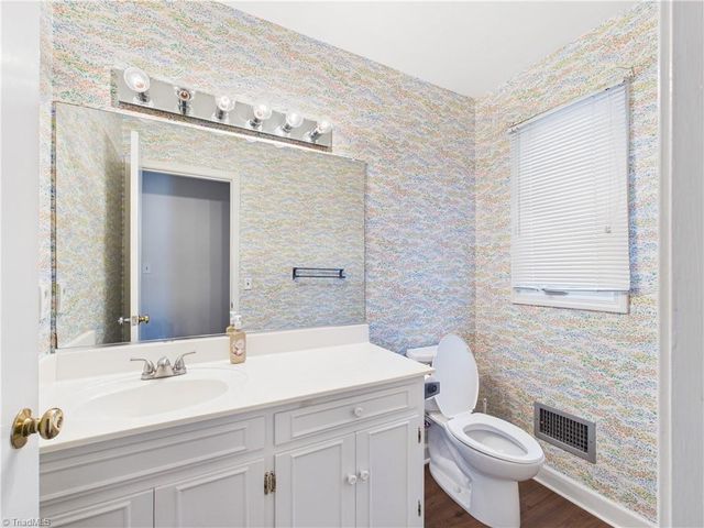 904 Fairidge Drive, Jamestown, NC 27282