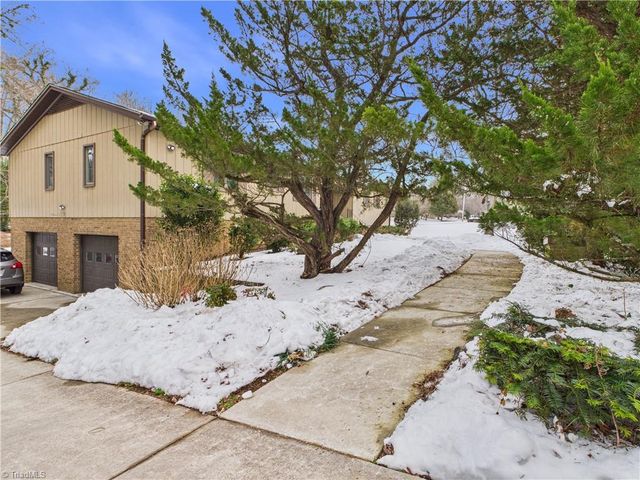 904 Fairidge Drive, Jamestown, NC 27282