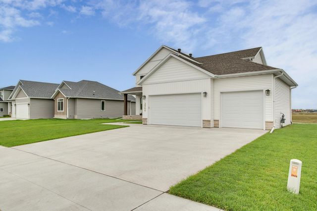2960 Prairie Farms Circle S, Fargo, ND 58104