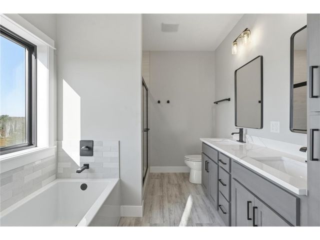 1432 E Oaks Trail, Houlton, WI 54082