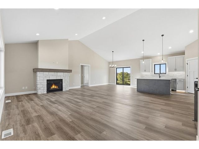 1432 E Oaks Trail, Houlton, WI 54082