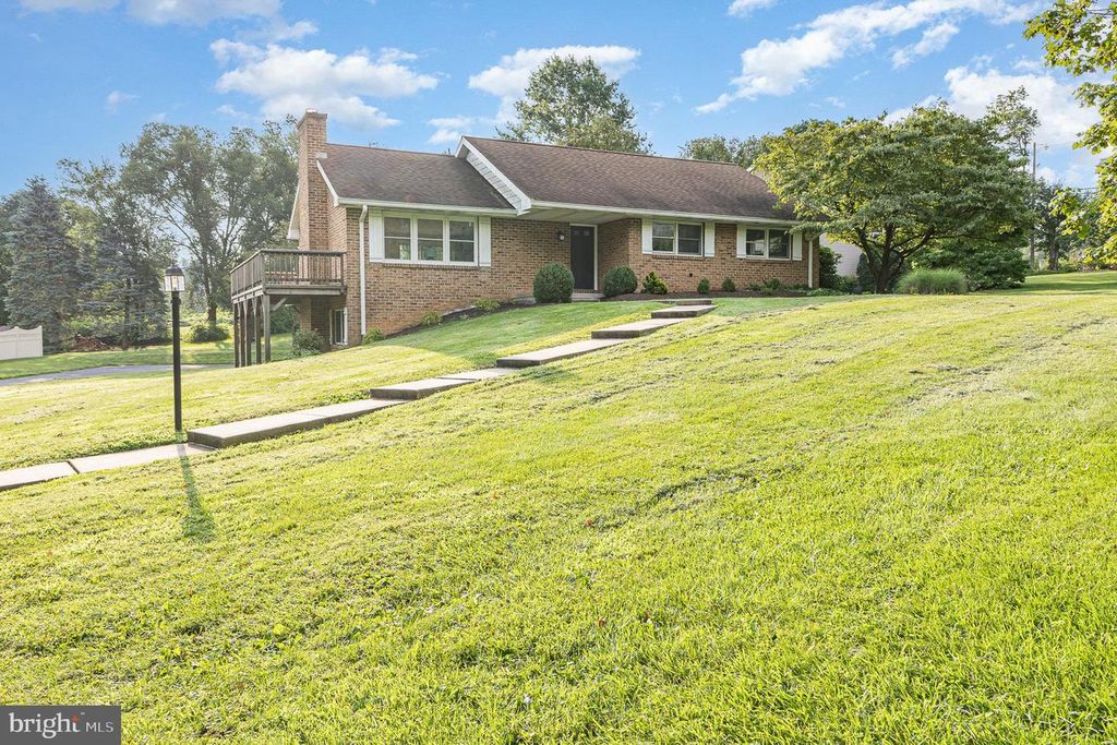 100 MAPLE LN, Lebanon, PA 17042