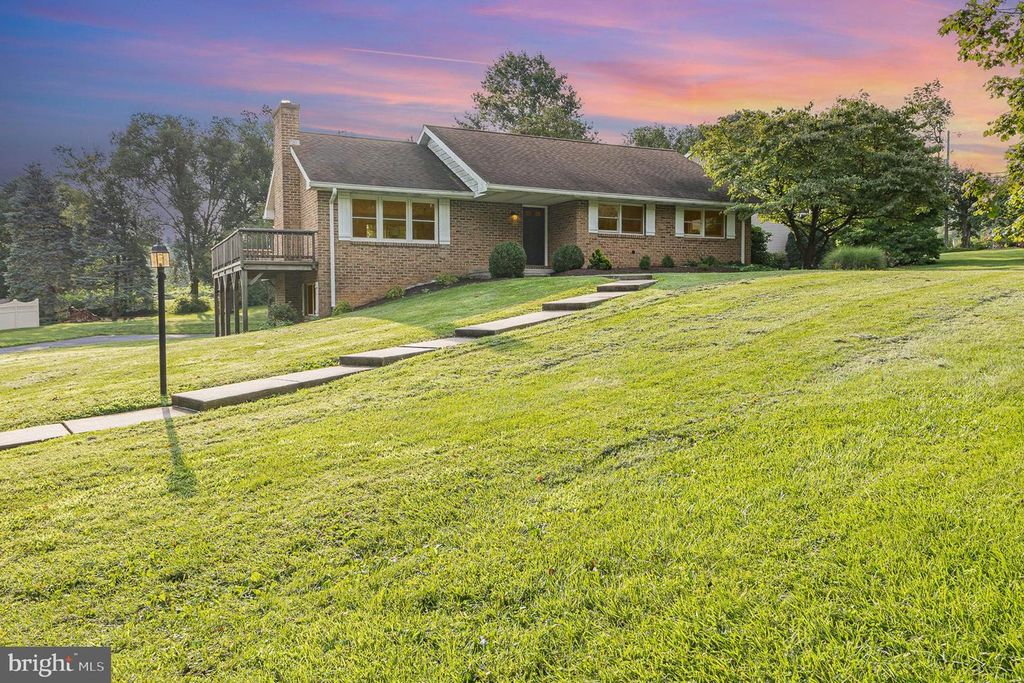 100 MAPLE LN, Lebanon, PA 17042