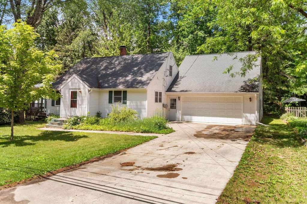 W8306 CLOVERLEAF LAKE ROAD, Clintonville, WI 54929