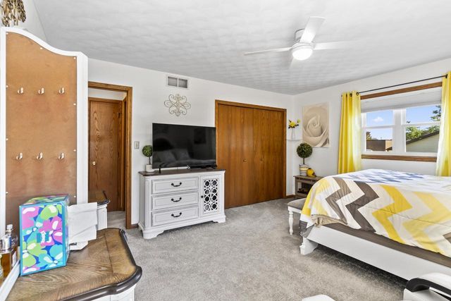 1901 E BLUEBIRD LANE, Appleton, WI 54915