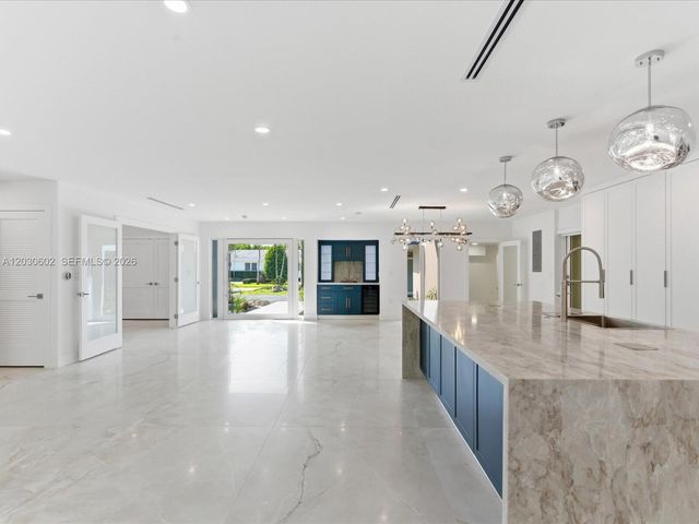 291 E Shore Drive E, Miami, FL 33133