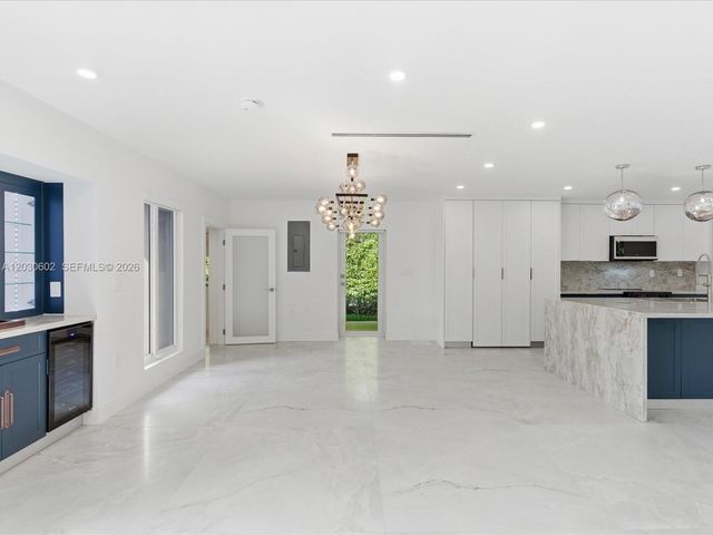 291 E Shore Drive E, Miami, FL 33133