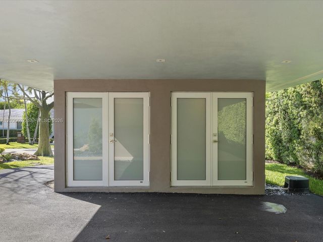 291 E Shore Drive E, Miami, FL 33133