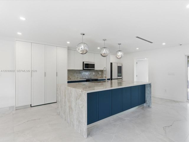 291 E Shore Drive E, Miami, FL 33133