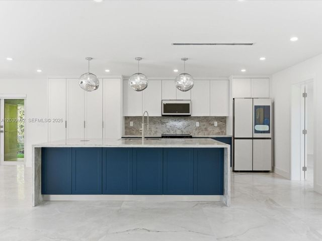 291 E Shore Drive E, Miami, FL 33133
