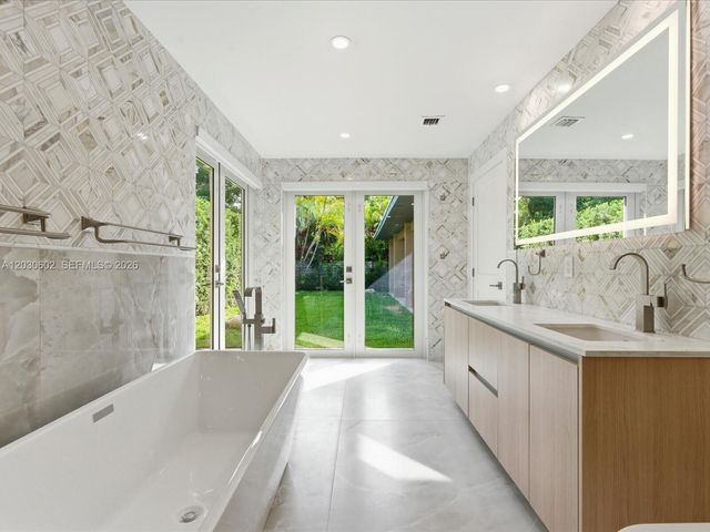 291 E Shore Drive E, Miami, FL 33133